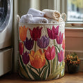 Cesta portabiancheria imbottita con tulipani in fiore